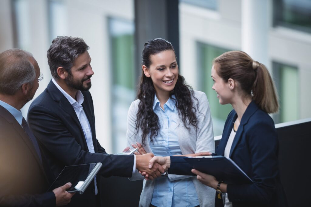 Sobre Empresas 6 empresarios discutindo no escritorio scaled 1