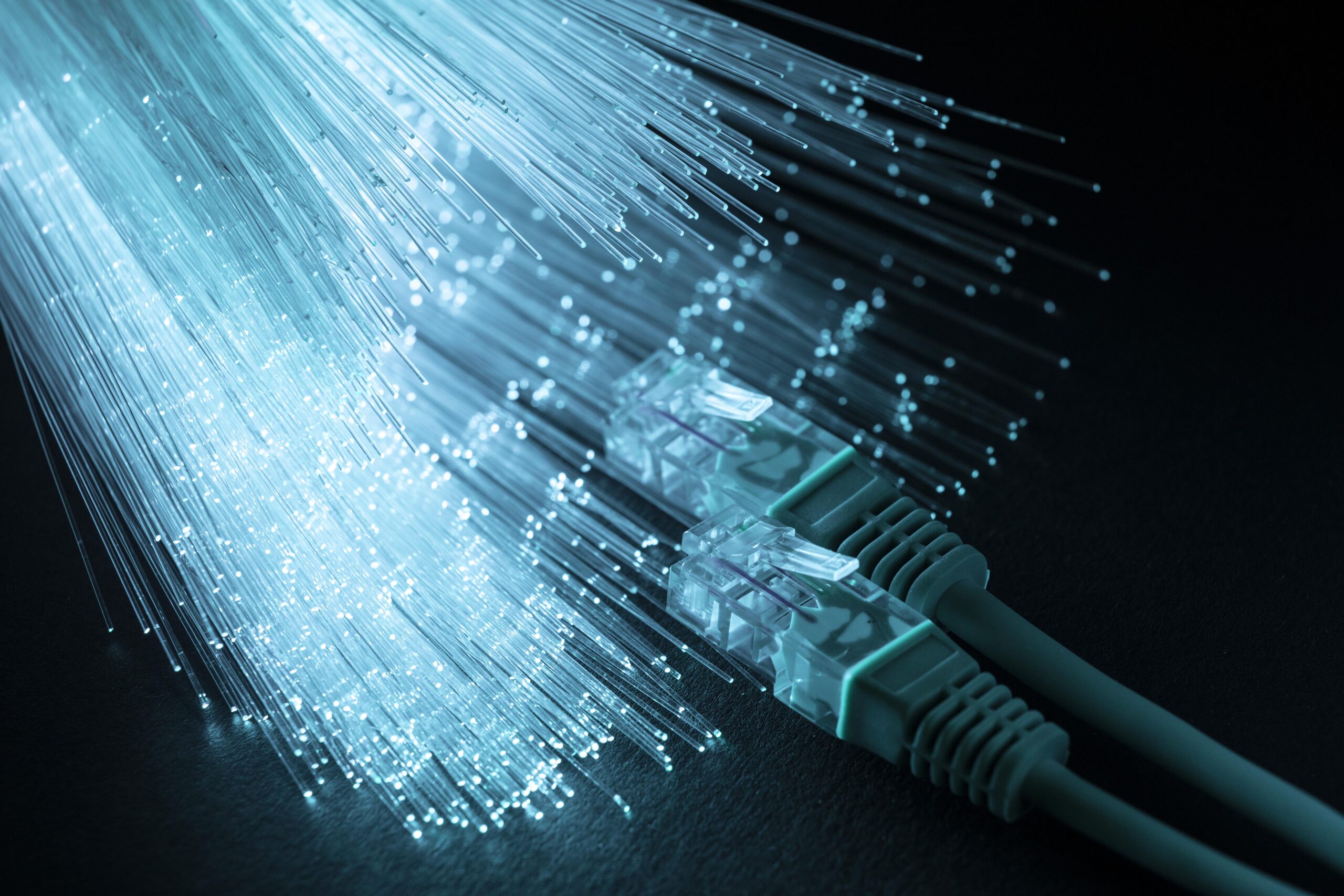 Serviços 14 fibra otica azul com cabos ethernet scaled 1